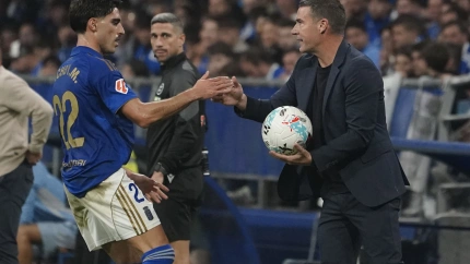 Luis Carrión entrega el balón a un Nacho Vidal que luego le defendió en zona mixta.