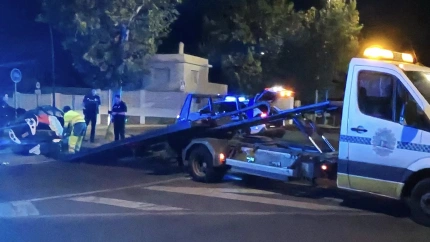Una grúa del Ayuntamiento recoge el minit accidentado