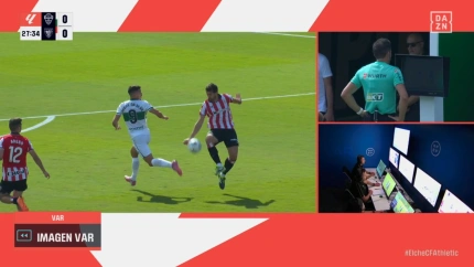 Vivian golpea el balón con la mano al intentar evitar que le llegue a André Silva.