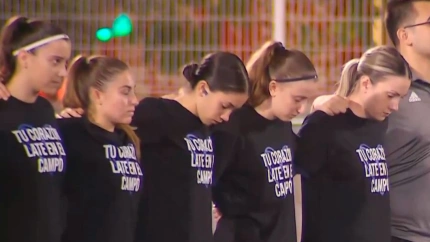 Las jugadoras del CD Honeyball homenajearon a su excompañera Sandra Peña.