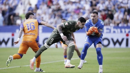 Herrero y Murillo tratan de interceptar el ataque de un contrario.