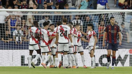 Los jugadores del Rayo Vallecano celebran el segundo gol de Jorge de Frutos contra el Levante