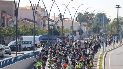 Imagen de cientos de lorquinos participando en la jornada de clausura de los JDG
