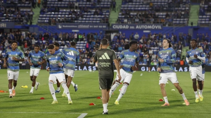 Los jugadores del Real Madrid calientan antes del partido ante el Getafe