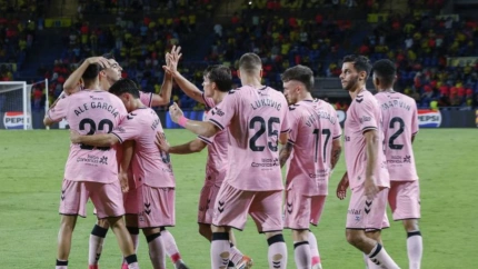 Los jugadores de Las Palmas celebran un gol contra el Eibar
