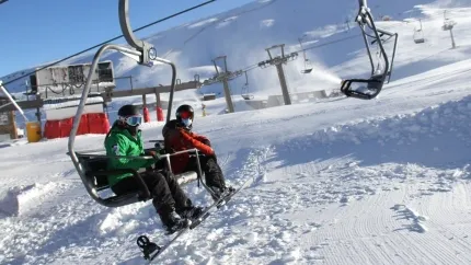 Esquiadores en un remonte en la estación de esquí de Sierra Nevada