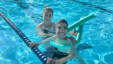 Leionel en la piscina