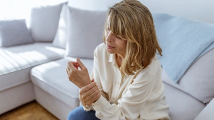 Mujer se duele de las muñecas