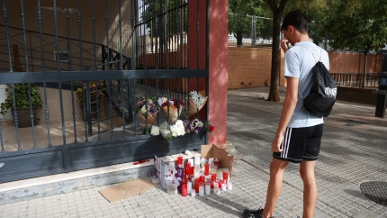 Recordatorios en memoria de la joven de 14 años precipitada en Sevilla y que denunció ser víctima de acoso escolar.