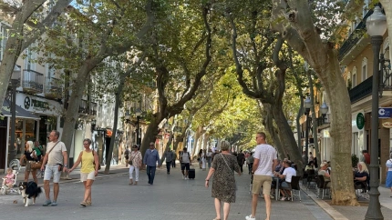 Ambiente cotidiano en la calle Marqués de Campo, una de las principales arterias comerciales y sociales de Dénia