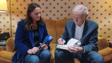 Eduardo Mendoza firma un ejemplar de 'La verdad sobre el caso Savolta'