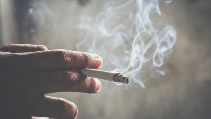 Imagen de archivo de una persona fumando