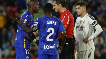 Nyom habla con Munuera Montero tras ser expulsado en el Getafe-Real Madrid