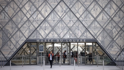 Vista exterior del Museo del Louvre un día después del robo