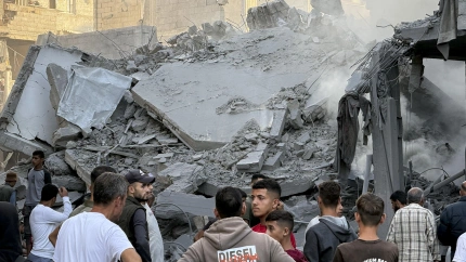 Varios hombres observan los escombros tras uno de los ataques lanzados este domingo por Israel en Gaza