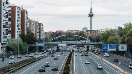 Vista en perspectiva alta del tráfico en la autopista M30 de Madrid