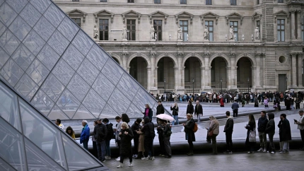 Chapucero, improvisado y con fallos garrafales: así fue el robo de las joyas napoleónicas en el Louvre