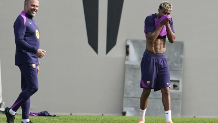 El delantero del FC Barcelona, Lamine Yamal (d) y el técnico alemán  del FC Barcelona, Hansi Flick (i) durante el entrenamiento que realiza la plantilla barcelonista en la Ciudad Deportiva Joan Gamper