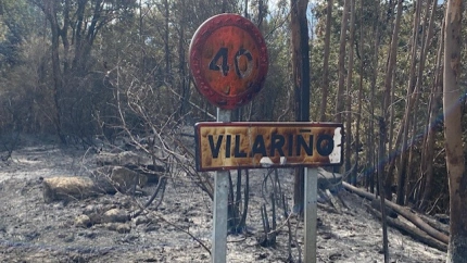 El incendio deja zonas totalmente arrasadas en Carballeda de Avia