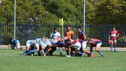 Lanza de juego en el partido entre el CDR Tartessos y el Fuengirola R.C