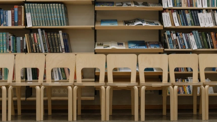 Foto de archivo de una biblioteca de un centro escolar