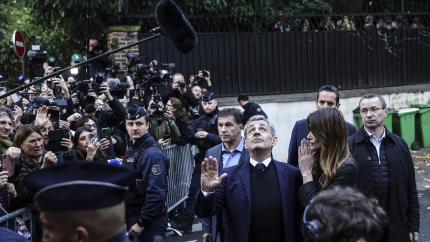 El expresidente francés Nicolás Sarkozy se despide de su mujer antes de ingresar en prisión