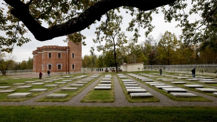 Personas visitan el cementerio de caballos imperiales en la Reserva-Museo Tsárskoye Seló, en San Petersburgo