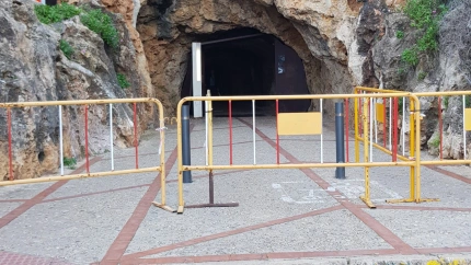 El túnel del Castillo de Dénia, cerrado temporalmente por trabajos de mejora en la superficie para garantizar una mayor seguridad peatonal