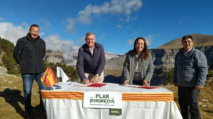 El alcalde de Fanlo, los consejeros Blasco y Susín y el director General de Medio Natural, Alfonso Calvo, en la firma del convenio.