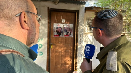 El portavoz del ejército israelí, Ronnie Kaplan junto a Expósito en el kibutz de Kir Oz