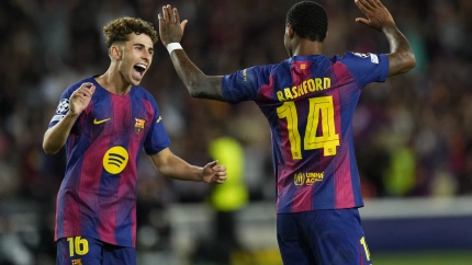 Rashford celebra con Fermín su segundo gol, en el Barcelona - Olympiacos