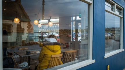Una mujer sola en una cafetería