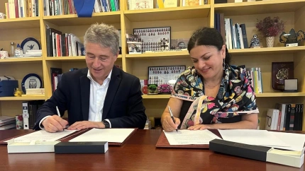 El rector de la UDC, Ricardo Cao, y la presidenta de Alvixe, Marina Nikoghosyn, durante la firma de un acuerdoSOCIEDAD UDC