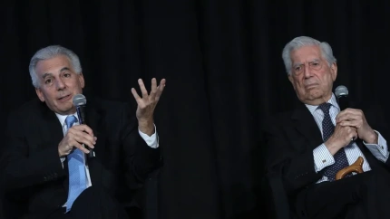 Álvaro, hijo de Mario Vargas Llosa, junto a su padre