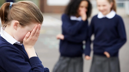 Imagen de recurso de varias niñas haciendo bullying a otra
