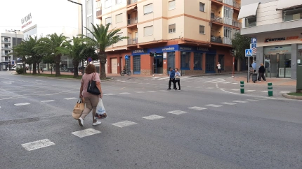 Peatones cruzan por uno de los pasos de cebra de la avenida Adolfo Suárez en el barrio de La Viña