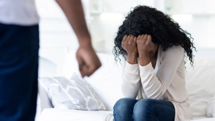 Recreación de una mujer atemorizada ante un agresor