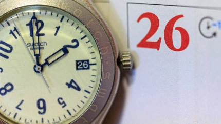 ZARAGOZA 21/10/2025.-Un reloj marca las dos junto a la fecha en la que se cambiará la hora el fin de semana este martes en Zaragoza. El sindicato CCOO ha señalado este martes que "no tiene sentido" ajustar un horario contrario a los ritmos solares y ha recordado el impacto de los cambios en los ritmos de trabajo y actividad, así como en la salud.Según apuntan fuentes de la secretaría de Salud Laboral y Medioambiente de CCOO, se debe acompasar "la actividad con los ciclos de mayor luz solar y temperatura". EFE/ Javier Belver