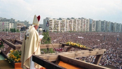 San Juan Pablo II durante uno de sus multitudinarios encuentros