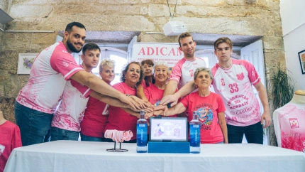 Miembros de ADICAM y jugadores de Balonmán Cangas