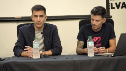 Pablo A. López, izquierda, y Juan Bautista 'Chamba', derecha, durante la charla