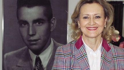 Choni Gómez en los Almacenes junto a la foto de su padre