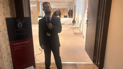 Óscar, con el micro de COPE, en la puerta del espacio destinado a acreditaciones, donde acompaña a los que acuden durante toda esta semana