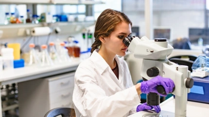 (Foto de ARCHIVO)Una científica observando a través de un microscopioREMITIDA / HANDOUT por PAUL GULEAFotografía remitida a medios de comunicación exclusivamente para ilustrar la noticia a la que hace referencia la imagen, y citando la procedencia de la imagen en la firma02/11/2019