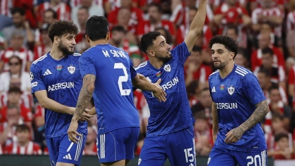 El Qarabag celebra el gol de Andrade al Athletic