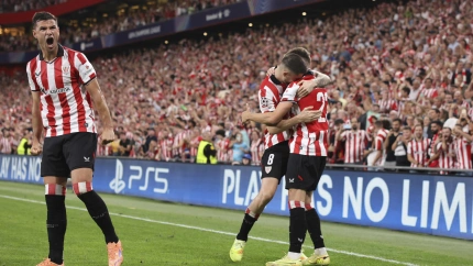 El Athletic celebra el gol de Robert Navarro al Qarabag