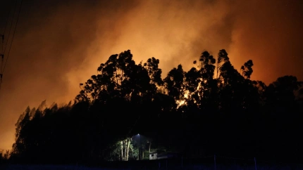 Incendio forestal en el Monte Areo de Gijón, con una vivienda en primer término