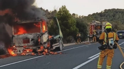 Las llamas envuelven al camión en plena N-332 entre Calp y Benissa, poco antes de la llegada de los bomberos