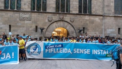 Jugadores, jugadors, entrenadors i tècnics del FiF Lleida davant de l'Ajuntament de Lleida