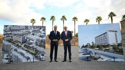 El presidente de la institución provincial, Francis Rodríguez, y el rector de la UGR, Pedro Mercado, presentan la futura Residencia Universitaria Pública Provincial